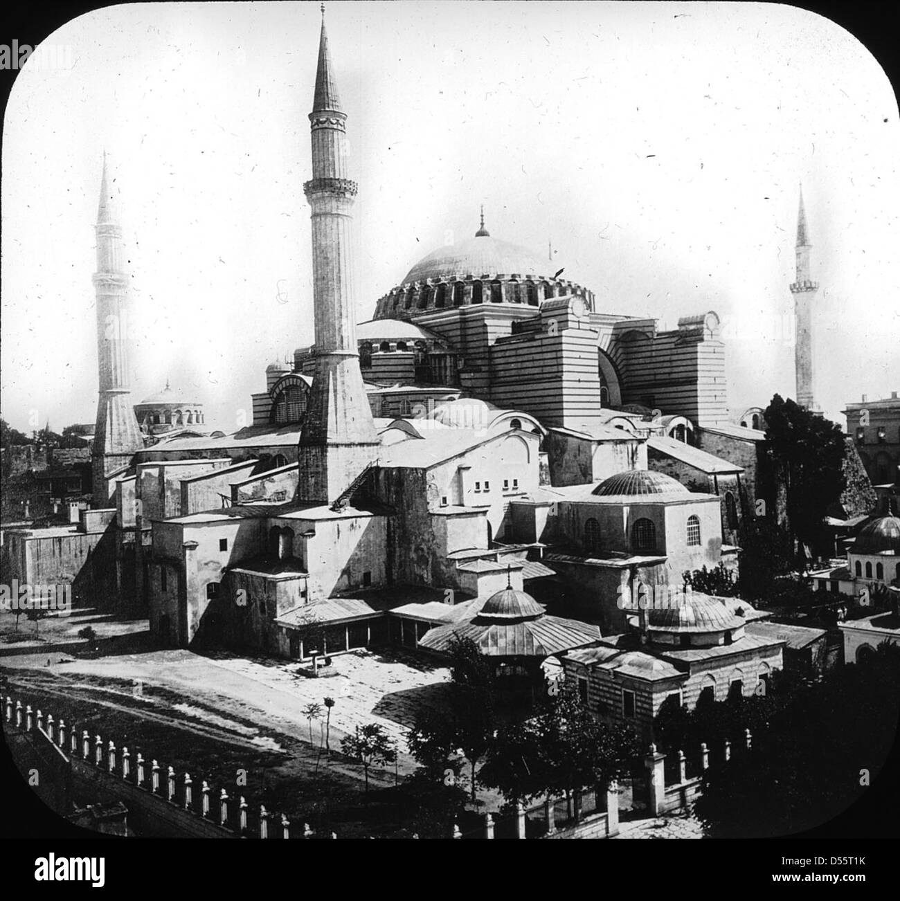 Santa Sofia (Hagia Sophia) a Istanbul, Turchia, è una delle meraviglie architettoniche più famose al mondo. Originariamente una chiesa, poi una moschea, e ora un museo, la sua imponente cupola e i minareti sono simboli iconici della storia bizantina e ottomana. Foto Stock