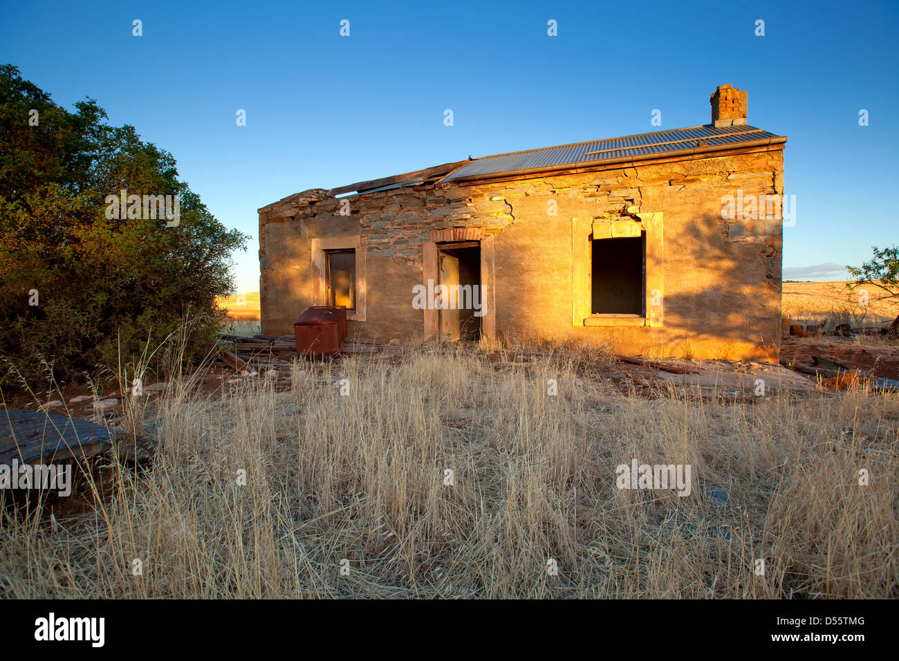 Old Homestead rovina inondate di mattina presto la luce nella metà nord del Sud Australia vicino Tarlee Foto Stock