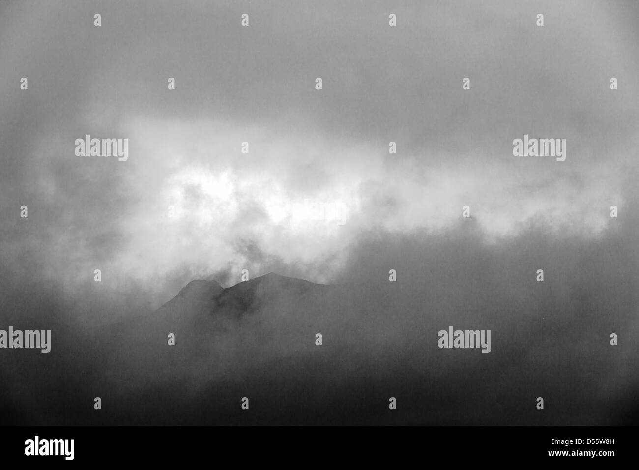 Visualizzazione bianco e nero di nuvole basse, la foschia e la nebbia oscurano parzialmente l'Alaska Range, Parco Nazionale di Denali, Alaska, STATI UNITI D'AMERICA Foto Stock