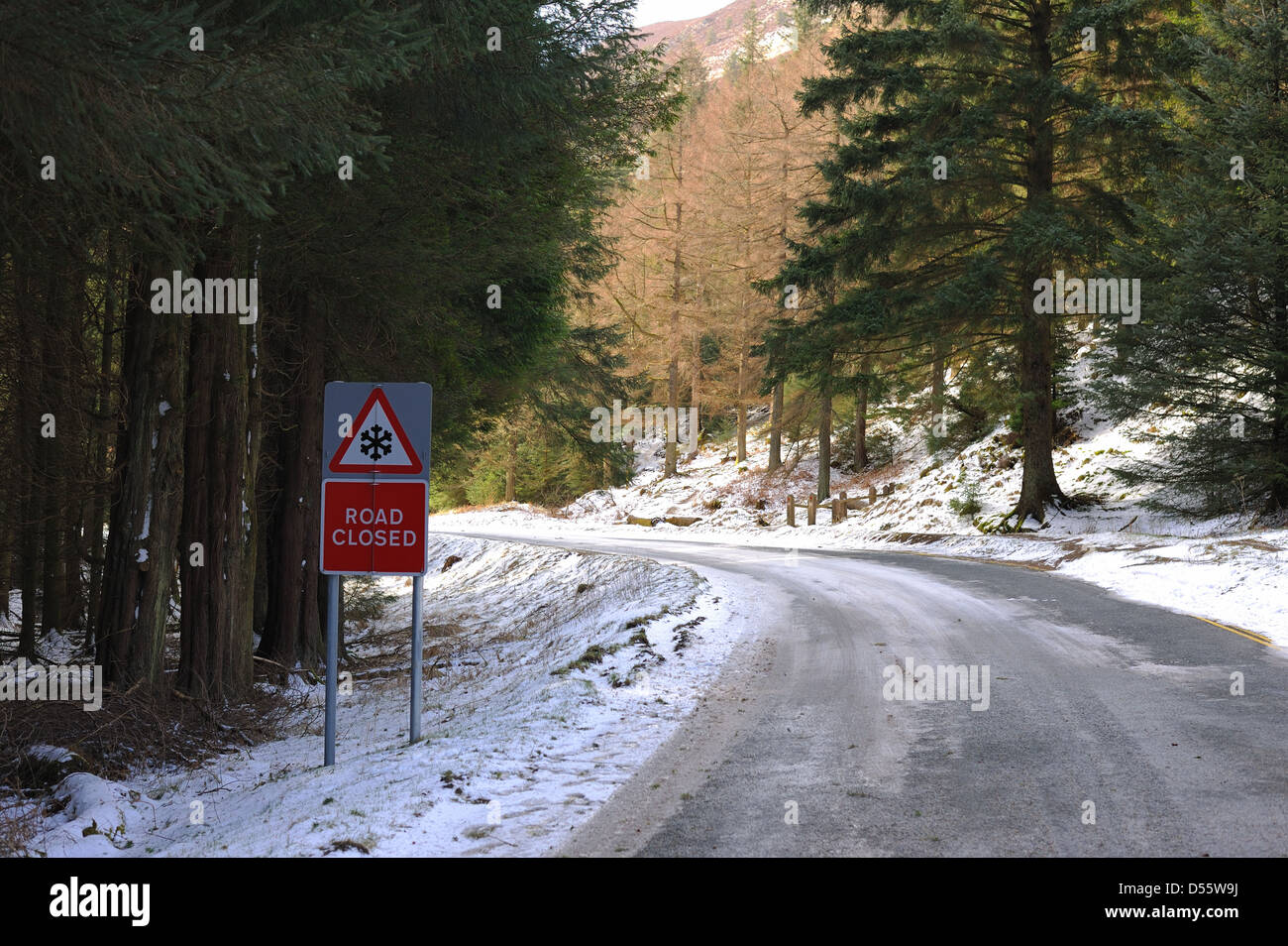 Pass road chiusa a causa della neve e del ghiaccio, Whinlatter ,Lake District. Foto Stock