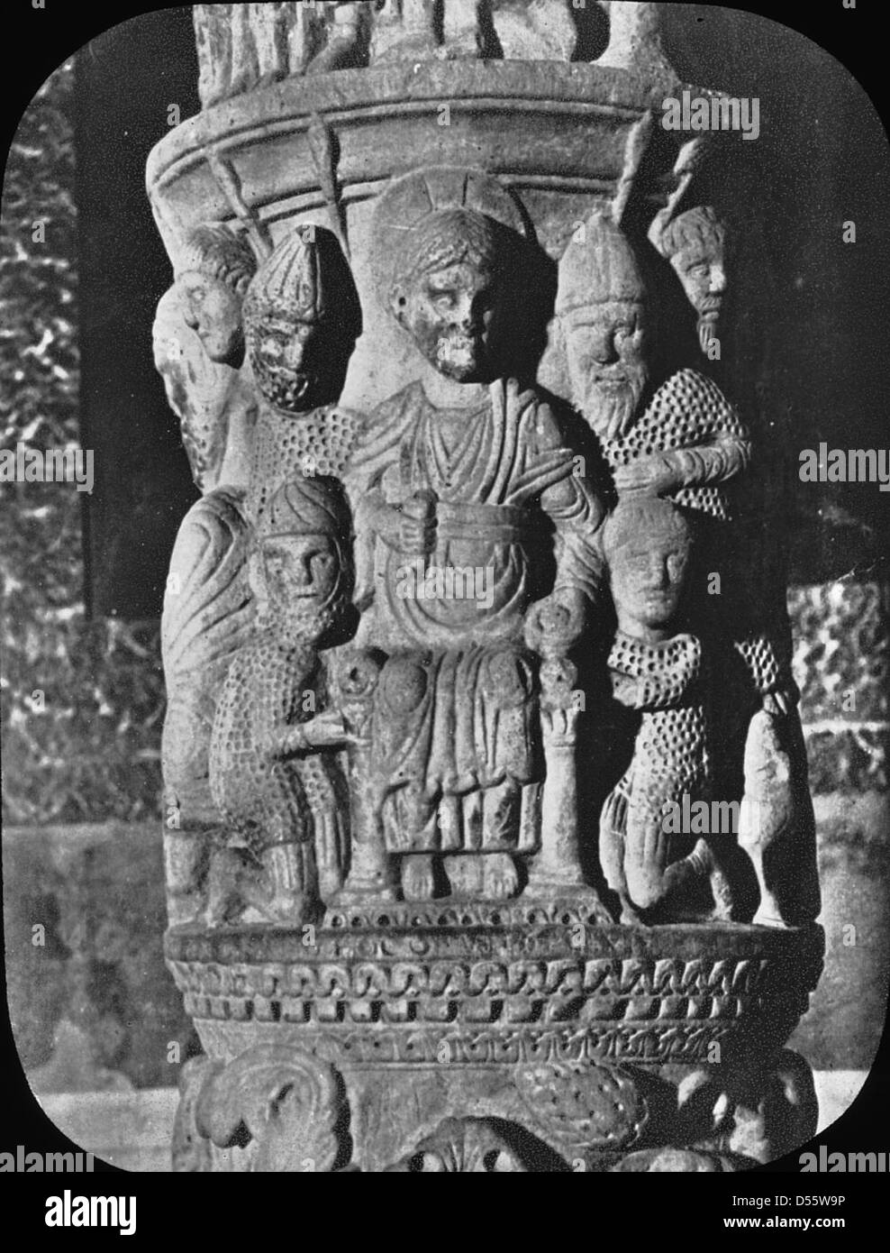 Una fotografia della Basilica di San Paolo fuori le Mura a Roma, Italia, che mostra la sua iconica scultura, i candelabri e l'arte religiosa. Foto Stock
