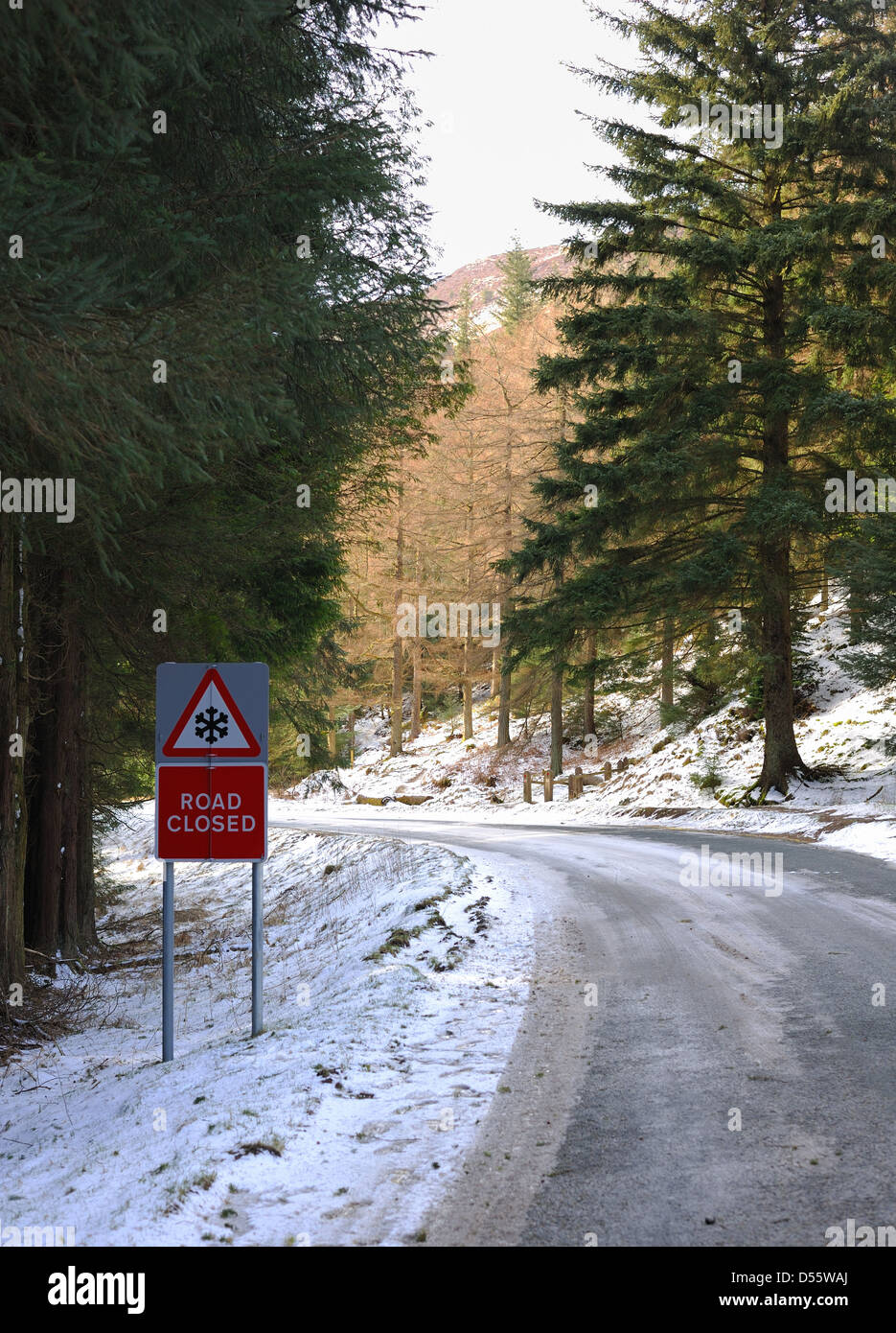 Pass road chiuso a causa di ghiaccio e neve, Whinlatter , Lake District Foto Stock