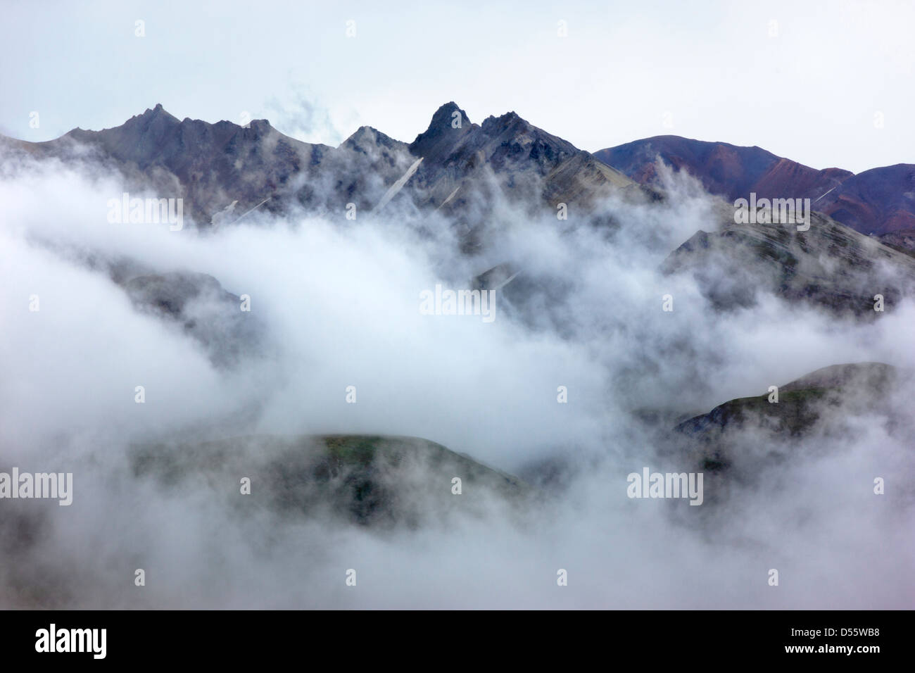 Nuvole basse, la foschia e la nebbia oscurano parzialmente l'Alaska Range, Parco Nazionale di Denali, Alaska, STATI UNITI D'AMERICA Foto Stock
