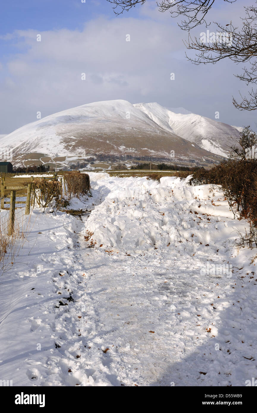 La neve si sposta su una corsia verso Blencathra nel lago Distict Foto Stock