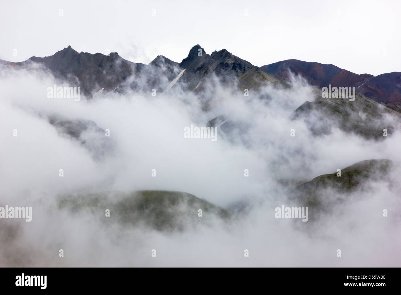 Nuvole basse, la foschia e la nebbia oscurano parzialmente l'Alaska Range, Parco Nazionale di Denali, Alaska, STATI UNITI D'AMERICA Foto Stock