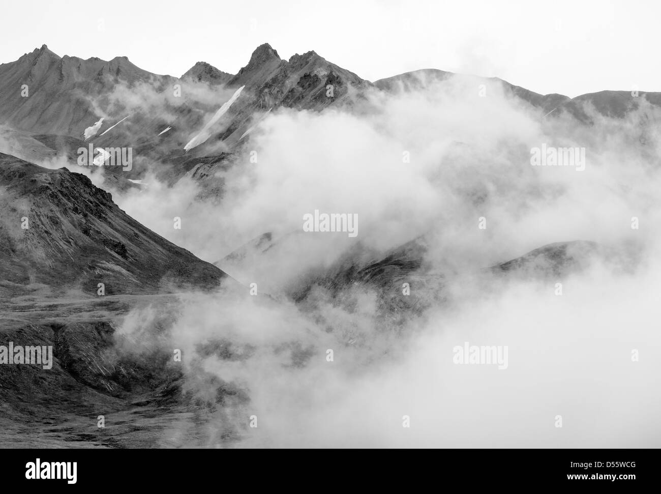 Visualizzazione bianco e nero di nuvole basse, la foschia e la nebbia oscurano parzialmente l'Alaska Range, Parco Nazionale di Denali, Alaska, STATI UNITI D'AMERICA Foto Stock