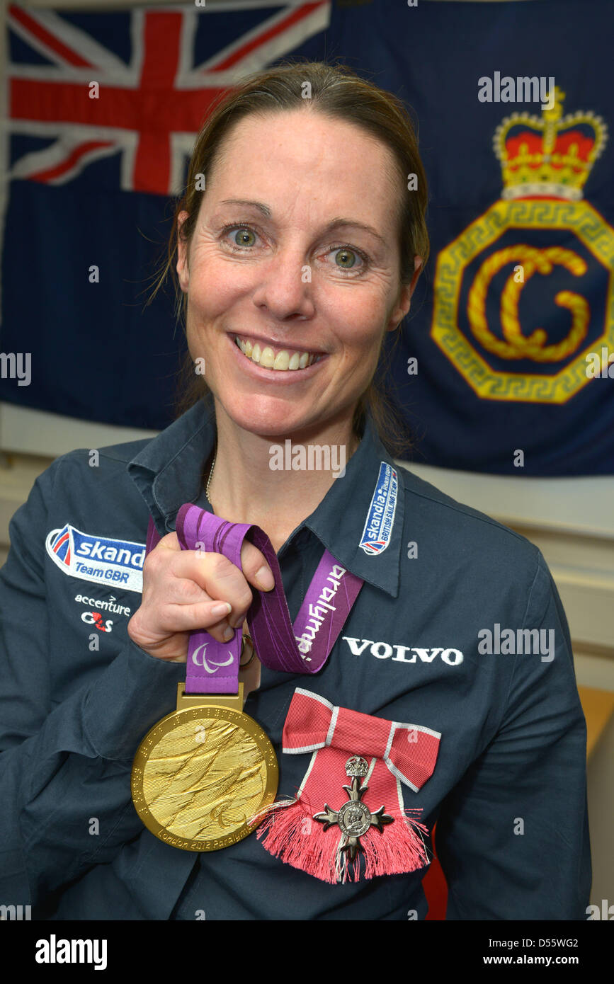 Dorset, Regno Unito. Xxv Marzo 2013. Il Paralympic medaglia d'oro marinaio vincenti del Team GB Helena Lucas MBE. Con la sua medaglia d'oro e MBE presso la Guardia Costiera della cerimonia di ricevere le medaglie per servizio olimpico, Dorset, Regno Unito, 25 marzo, 2013 foto da : DORSET MEDIA SERVICE/Alamy Live News Foto Stock