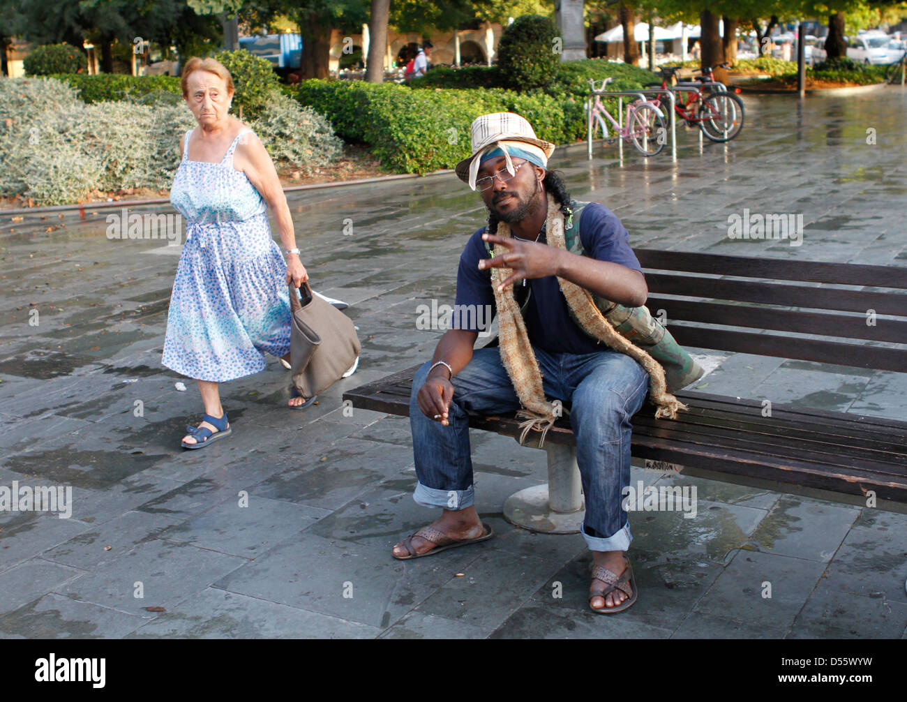 Turszy, un disoccupato e senzatetto immigrato nigeriano che spostata in Spagna nel 1997 trascorrere il suo tempo su una piazza centrale di Palma Foto Stock