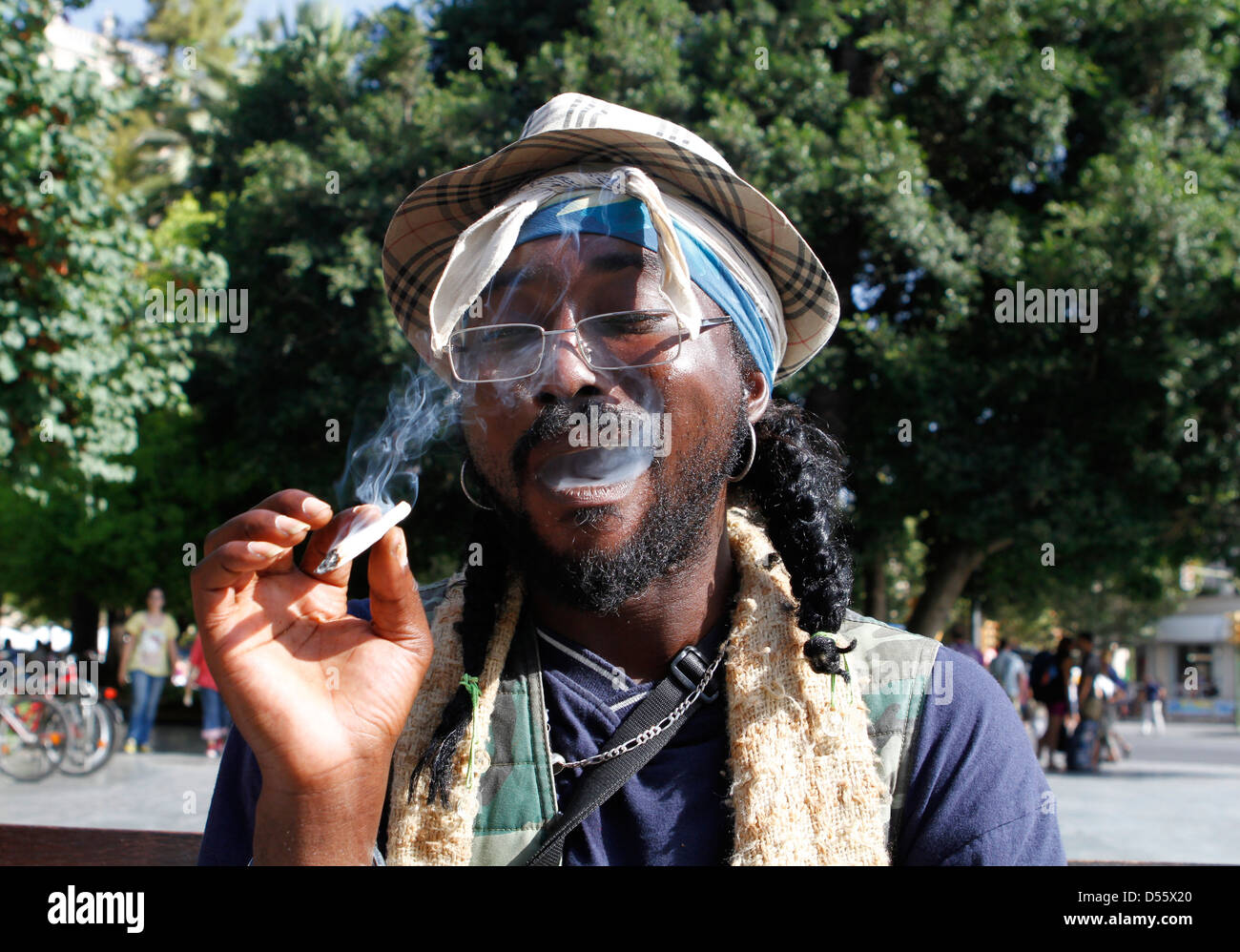 Turszy, un disoccupato e senzatetto immigrato nigeriano che spostata in Spagna nel 1997 trascorrere il suo tempo su una piazza centrale di Palma Foto Stock