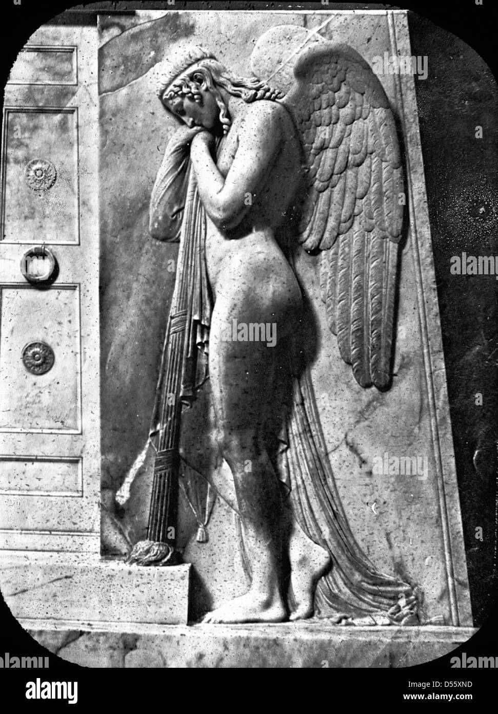 La Basilica di San Pietro a Roma è una delle chiese più importanti del cristianesimo. Funge da centro della Chiesa cattolica e si trova nella città del Vaticano. La basilica è rinomata per la sua architettura rinascimentale, progettata da architetti come Michelangelo, e la sua iconica cupola, che domina lo skyline di Roma. Foto Stock