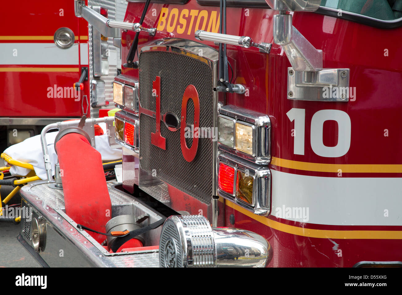 Il dettaglio sulla parte anteriore di un incendio al motore in risposta ad un allarme incendio. Boston, MA Foto Stock