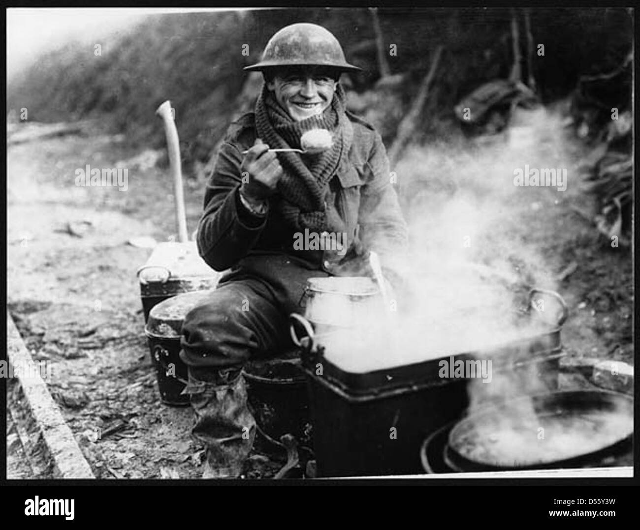 Le razioni dell'esercito sul fronte occidentale durante la prima guerra mondiale erano essenziali per mantenere la forza dei soldati in condizioni difficili. Le razioni erano spesso limitate e comprendevano cibo di base. Foto Stock