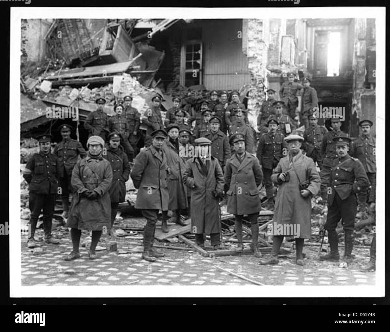 Un gruppo di lavoratori cinesi servì in ruoli di supporto durante la prima guerra mondiale, contribuendo alle esigenze logistiche e operative delle forze britanniche e alleate sul fronte occidentale e in altri teatri. Foto Stock