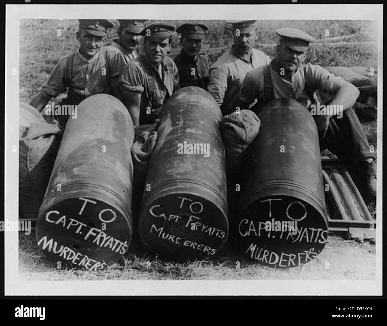 Un'immagine potente della prima guerra mondiale che non richiede ulteriori spiegazioni. Cattura un momento della guerra che è profondamente evocativo, simboleggiando le difficoltà, i sacrifici e l'intensità del conflitto. La visuale parla della resilienza e della determinazione delle persone coinvolte. Foto Stock