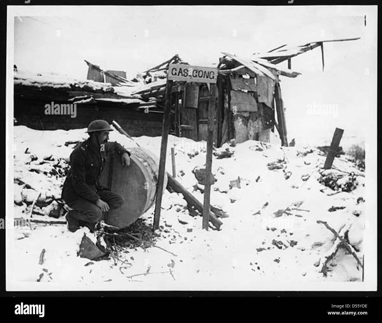 Una sentinella del gas è di guardia, indossando una maschera antigas per proteggersi dagli attacchi chimici durante la prima guerra mondiale. L'uso di armi chimiche, in particolare cloro e gas senape, ha creato una nuova dimensione mortale da combattere nelle trincee. Foto Stock