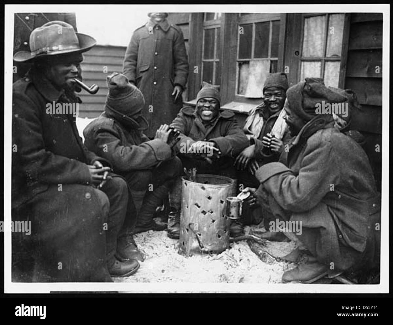 Un gruppo di soldati mostra sorrisi, riflettendo la cameratismo e la resilienza nonostante le dure condizioni della prima guerra mondiale. Le loro espressioni evidenziano momenti di calore e solidarietà in mezzo al conflitto in corso sul fronte occidentale. Foto Stock