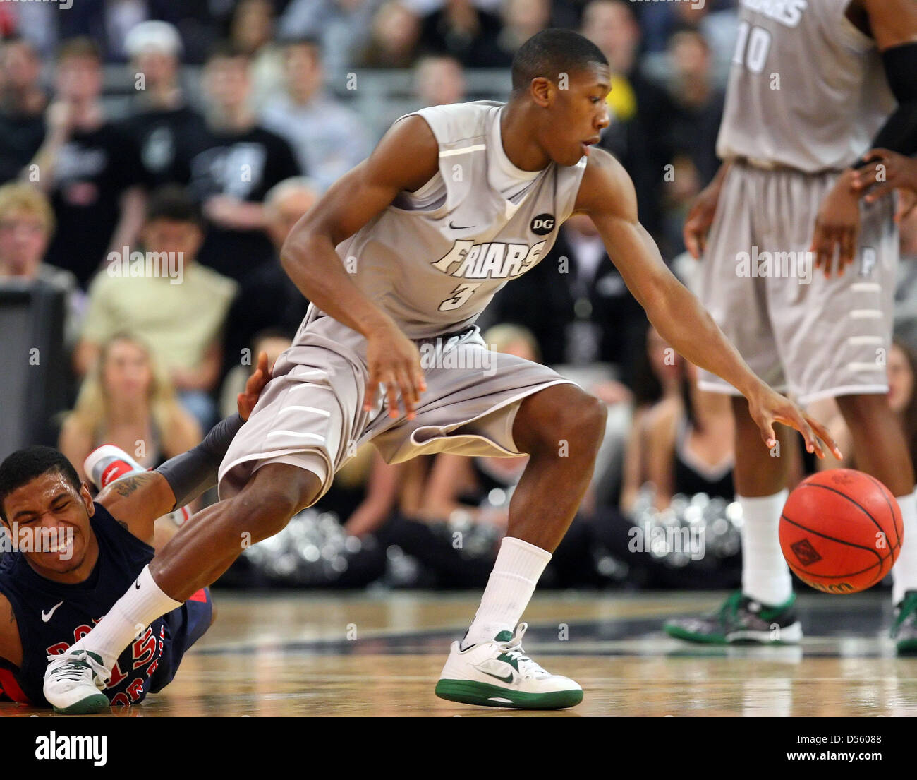 Marzo 25, 2013 - Providence, Rhode Island, Stati Uniti - La Provvidenza frati guard Kris Dunn (3) gira per evitare di Robert Morris Colonials guard Karvel Anderson (15) da rubare la sfera durante la seconda metà del NIT secondo round gioco di basket tra la Robert Morris Colonials e provvidenza Frati al Dunkin Donuts Center. La provvidenza ha sconfitto Robert Morris 77-68. Anthony Nesmith/CSM Foto Stock