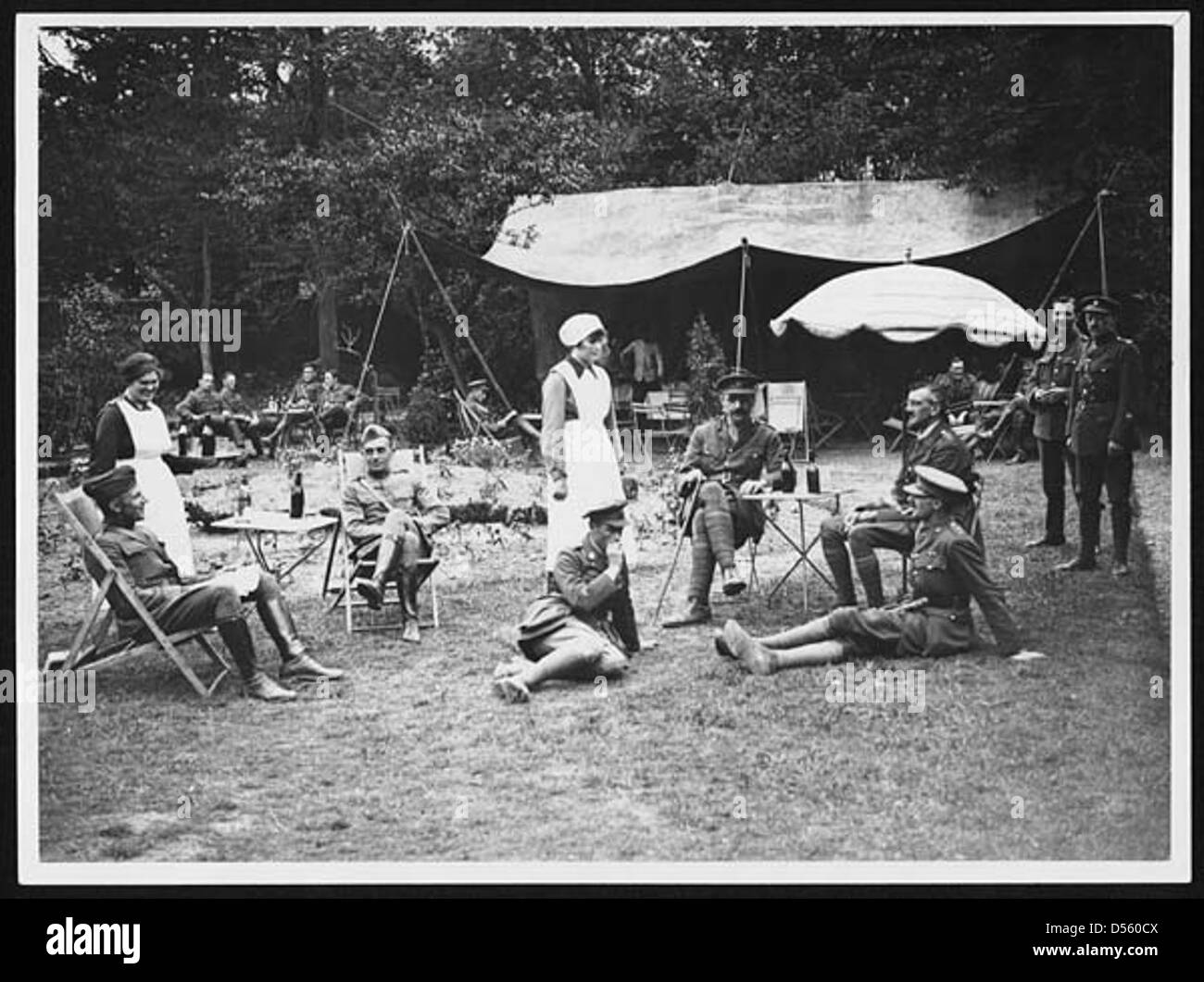 Gli ufficiali britannici e americani fanno una meritata pausa in una casa di riposo in Francia durante la prima guerra mondiale. Queste case di riposo erano comunemente utilizzate dagli ufficiali in servizio attivo per il recupero e una breve pausa. Foto Stock
