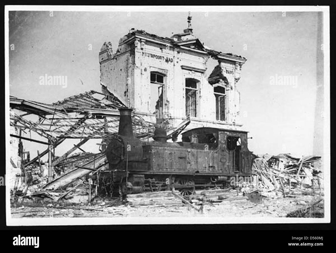 Una rappresentazione della Terra di nessuno desolata e pericolosa durante la prima guerra mondiale, che illustra le dure condizioni tra le forze avversarie. Foto Stock