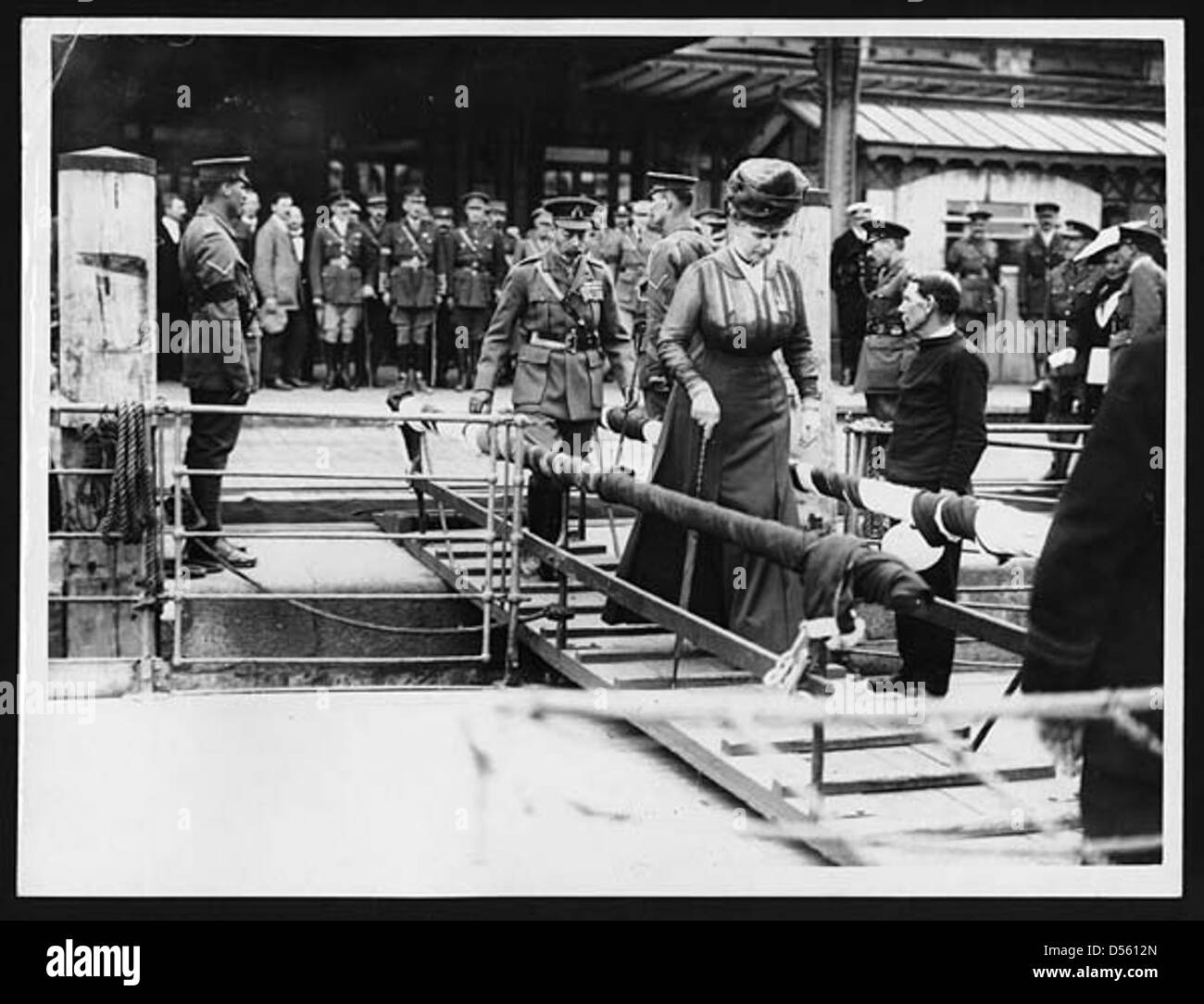 Il re e la regina si imbarcarono su una barca per tornare a casa dopo una visita al fronte durante la prima guerra mondiale, evidenziando il loro ruolo nel sostenere le truppe e il morale. Foto Stock