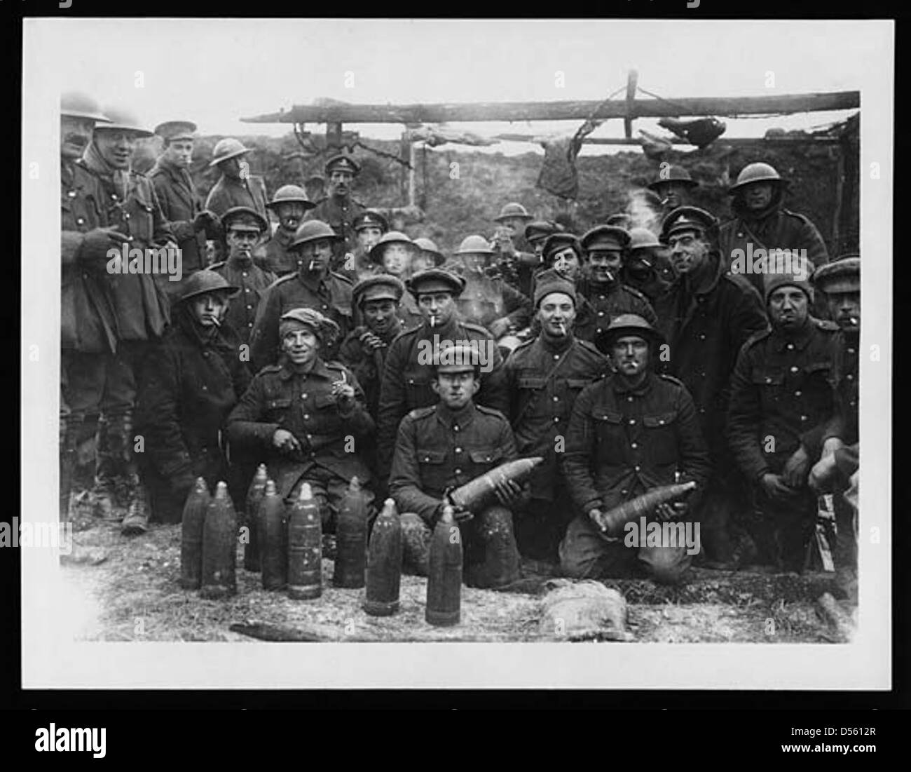 Le truppe ricevono sigarette inviate da vari produttori da casa durante la prima guerra mondiale Foto Stock