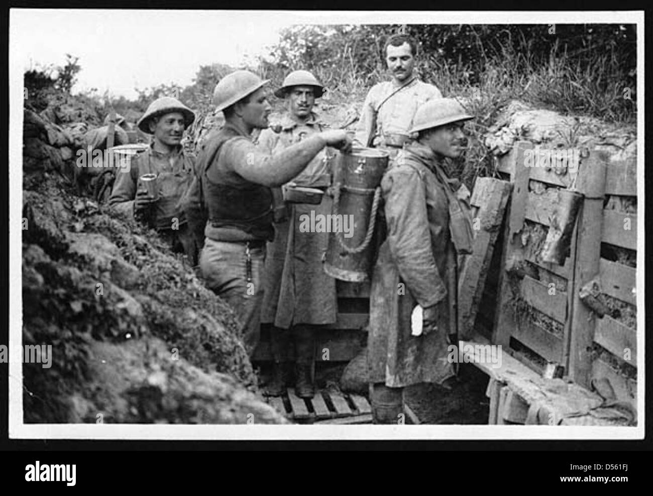 I soldati ricevono razioni calde durante la prima guerra mondiale, una parte essenziale per mantenere il morale e il benessere fisico nelle trincee. La consegna evidenzia gli sforzi logistici per sostenere le truppe sul campo. Foto Stock