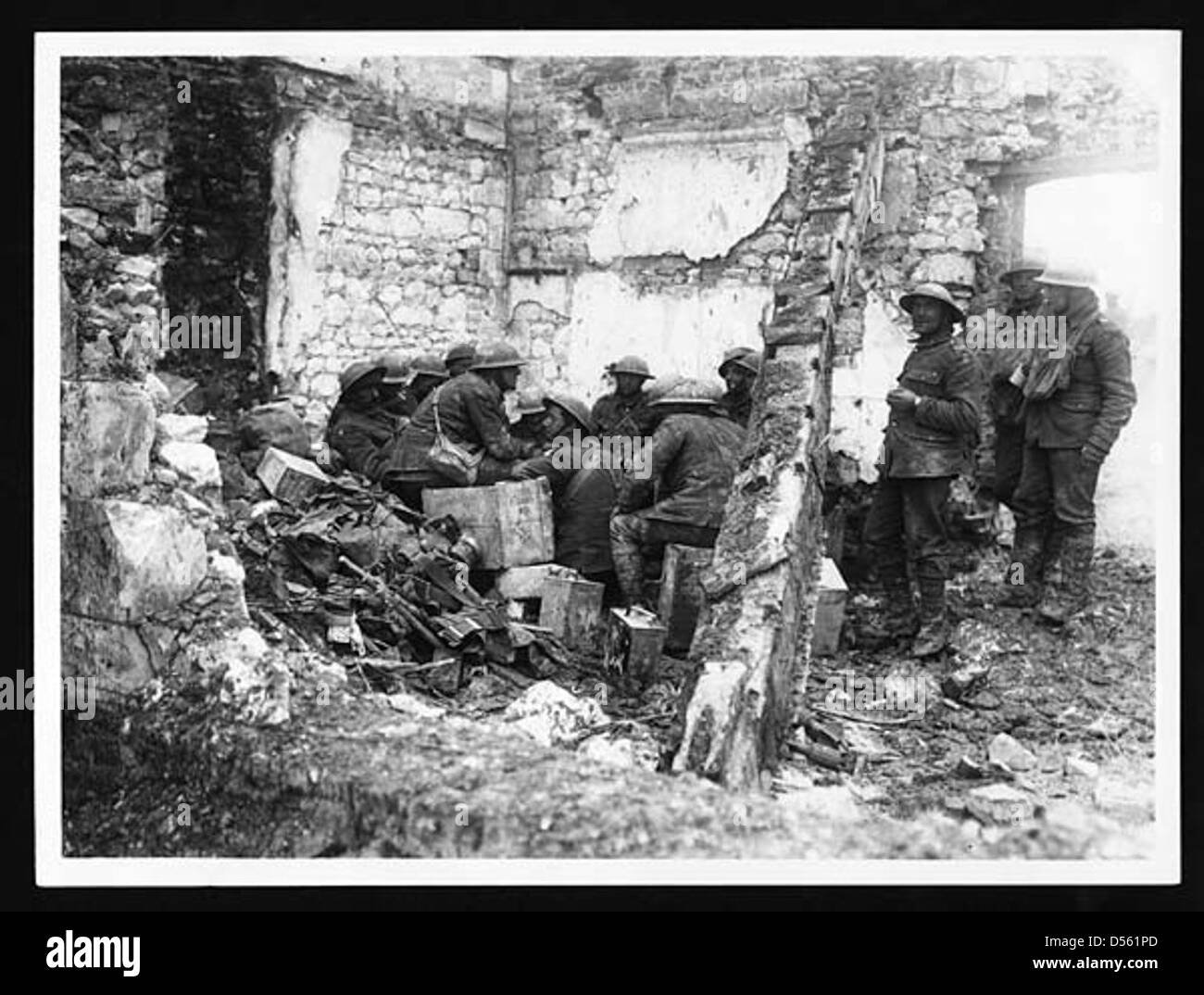 I soldati si riposano brevemente dopo intensi combattimenti durante la prima guerra mondiale. Questo momento di tregua è stato cruciale per riprendersi dallo stress della battaglia e prepararsi per ulteriori azioni in prima linea. Foto Stock