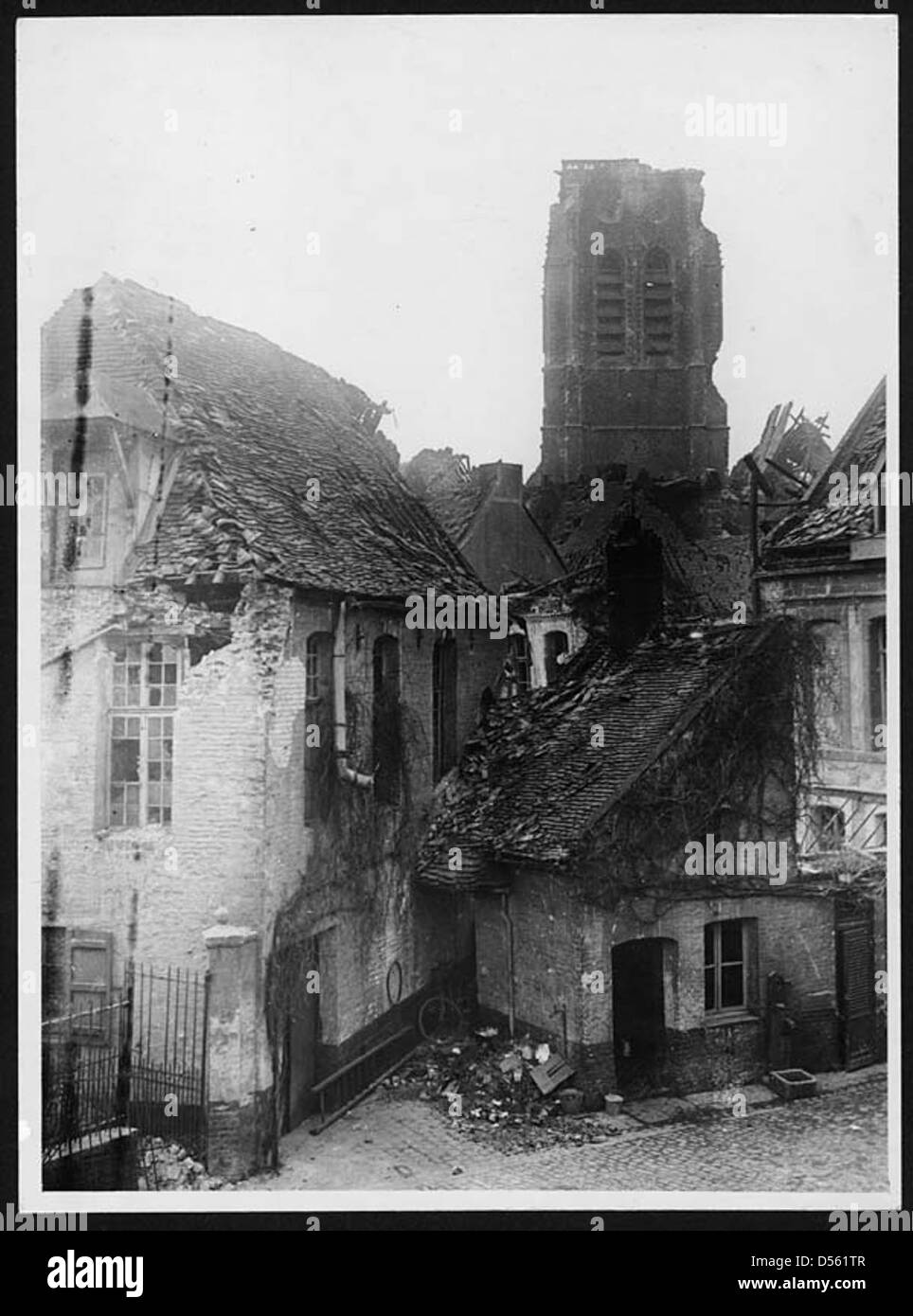 Una vista di Bethune durante la prima guerra mondiale, con la torre della chiesa nel mezzo del conflitto in corso, che illustra il paesaggio della zona in tempo di guerra. Foto Stock