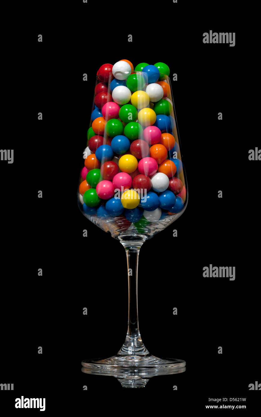 Colorate le palle di gomma in un bel bicchiere Foto Stock