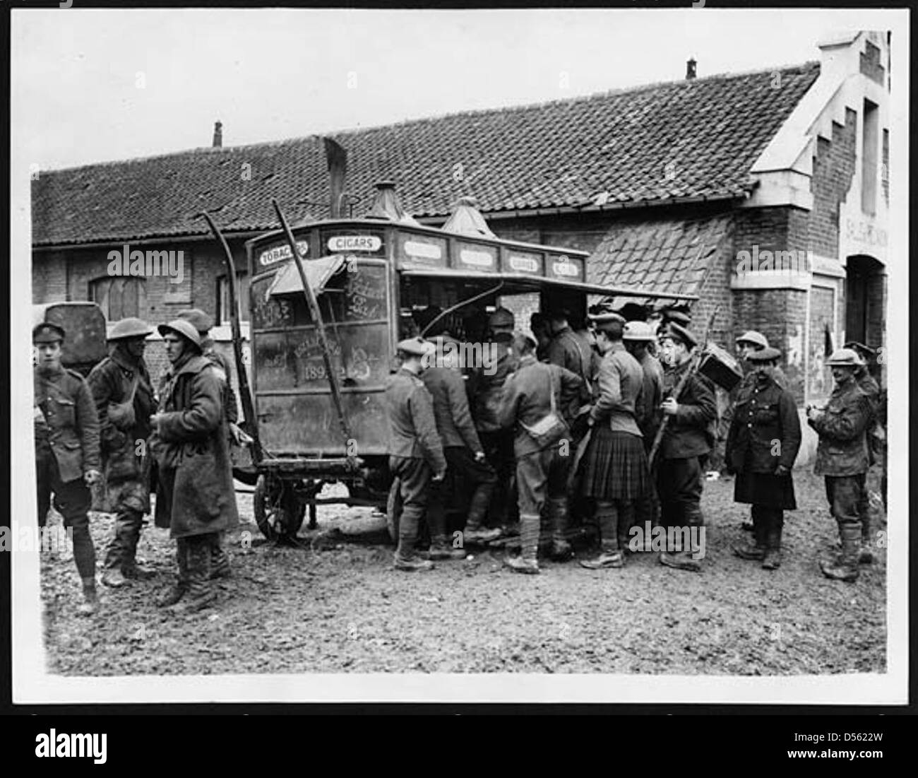 Una caffetteria allestita a Londra durante la prima guerra mondiale, fornisce una pausa molto necessaria per i soldati che attraversano la città. Tali bancarelle erano comuni nel Regno Unito, offrendo rinfreschi e aumentando il morale. Foto Stock