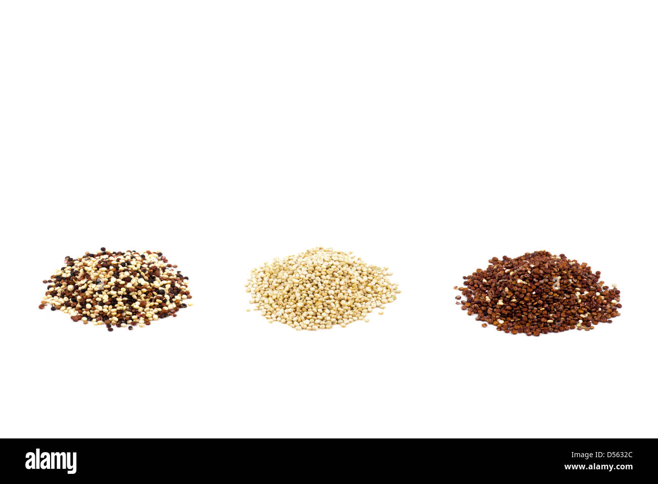 Pile di Quinoa (Chenopodium quinoa) biologiche tricolore, bianche e rosse, ritagliate su sfondo bianco Foto Stock