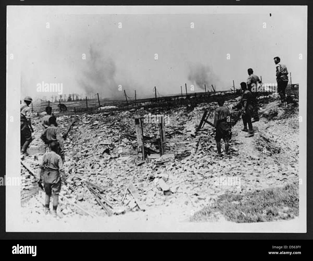 Una scena nei pressi di Thelus durante la prima guerra mondiale l'area fu pesantemente colpita dalla guerra di trincea, con i soldati trincerati in posizioni difensive, affrontando continui bombardamenti di artiglieria e le difficoltà di combattimento nel paesaggio duro. Foto Stock