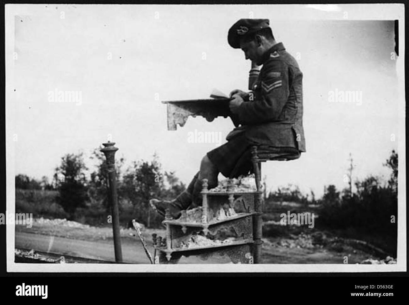 Un soldato scrive una lettera a casa durante la prima guerra mondiale, riflettendo il lato personale della vita in tempo di guerra. Le lettere in prima linea erano un mezzo di comunicazione vitale per i soldati per rimanere in contatto con la famiglia e gli amici. Foto Stock