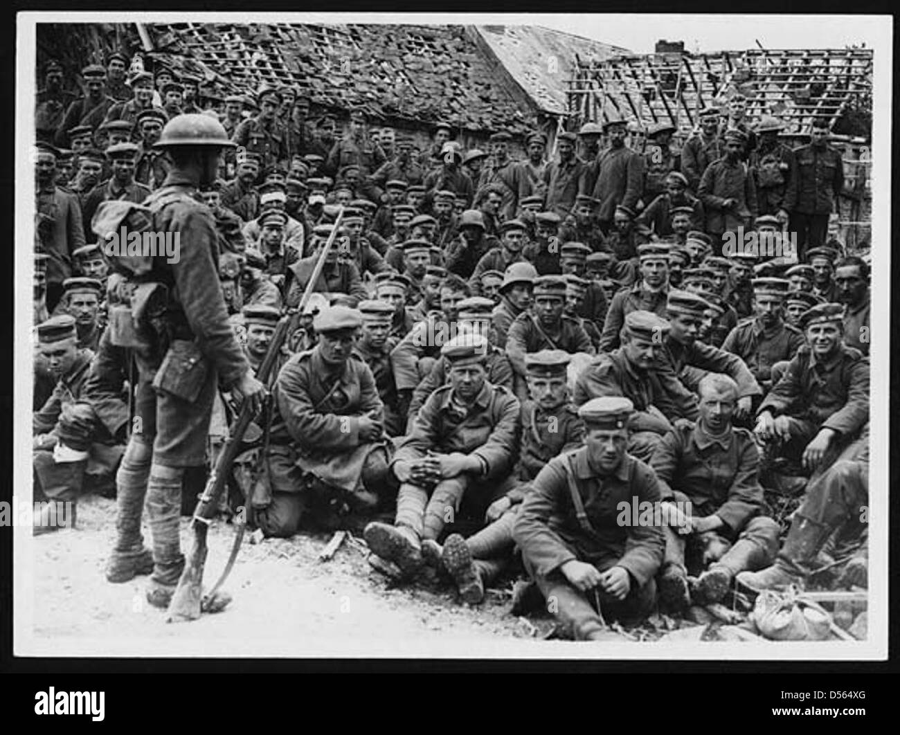 Un gruppo di prigionieri catturati dalle forze britanniche durante la prima guerra mondiale, probabilmente dal fronte occidentale, mostrando l'impatto del conflitto sulle forze nemiche. Foto Stock