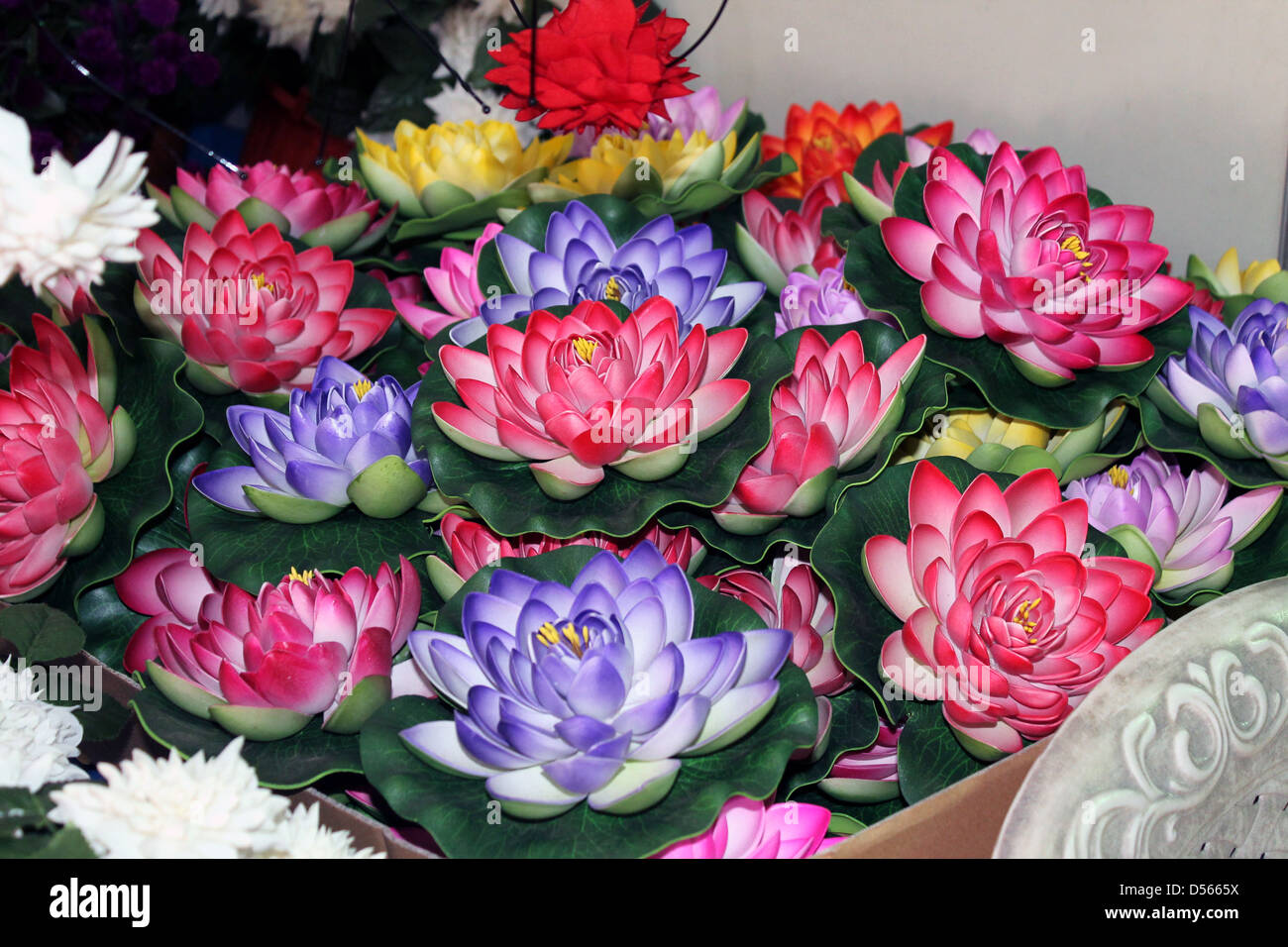 Fiori artificiali esposti per la vendita in un artigianato expo in Kerala, India Foto Stock