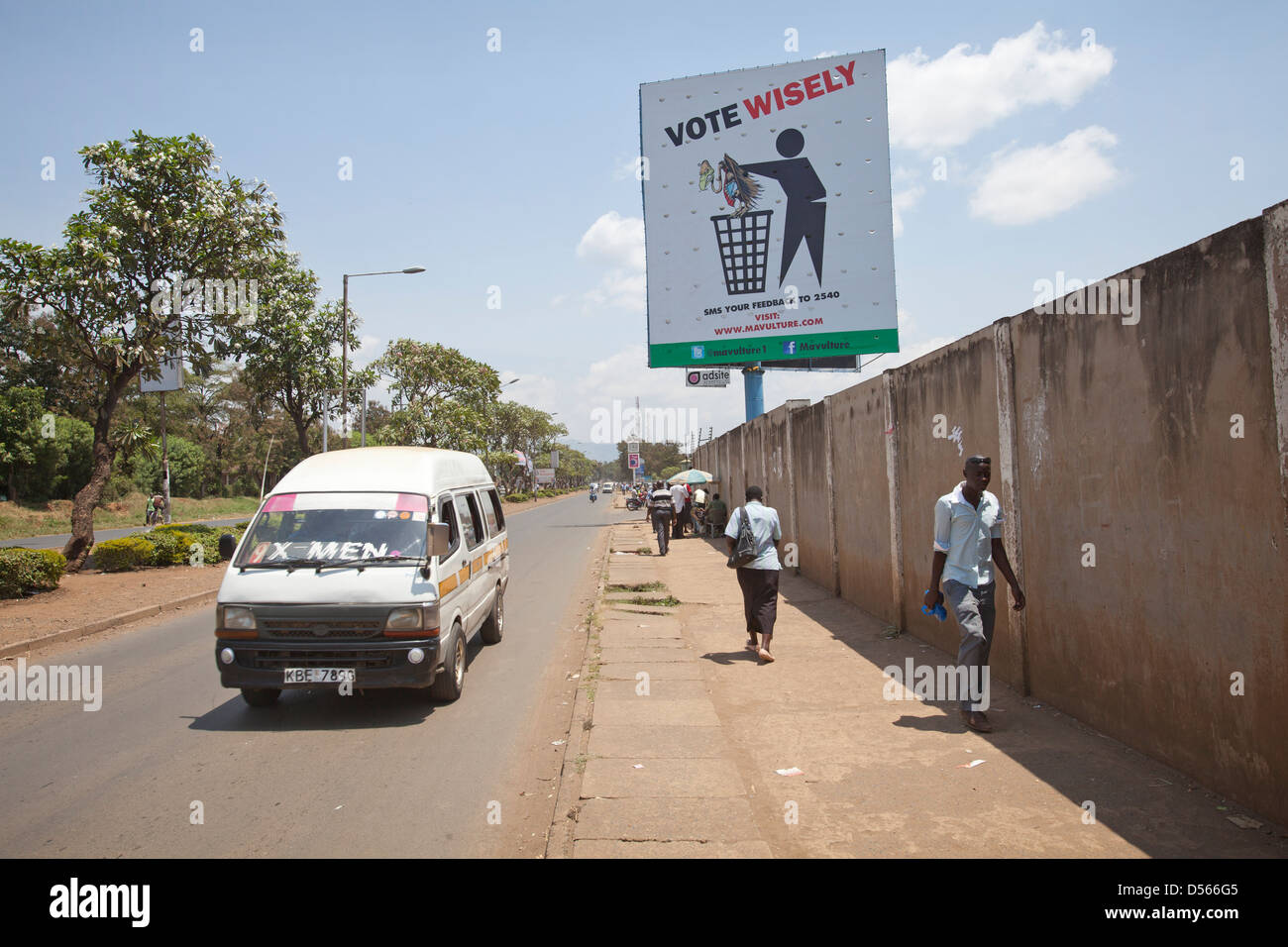 Poster blasonate con "votare saggiamente' su un Kisumu street nella corsa alle elezioni in Kenya, Febbraio 2013 Foto Stock