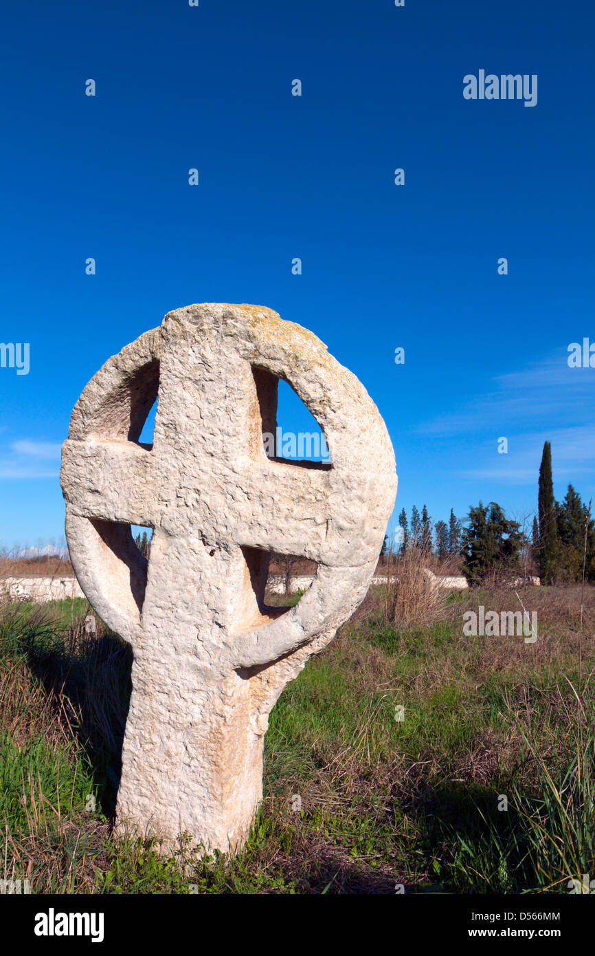 Storico antico cimitero medievale con croci celtiche situato in Europa. Foto Stock