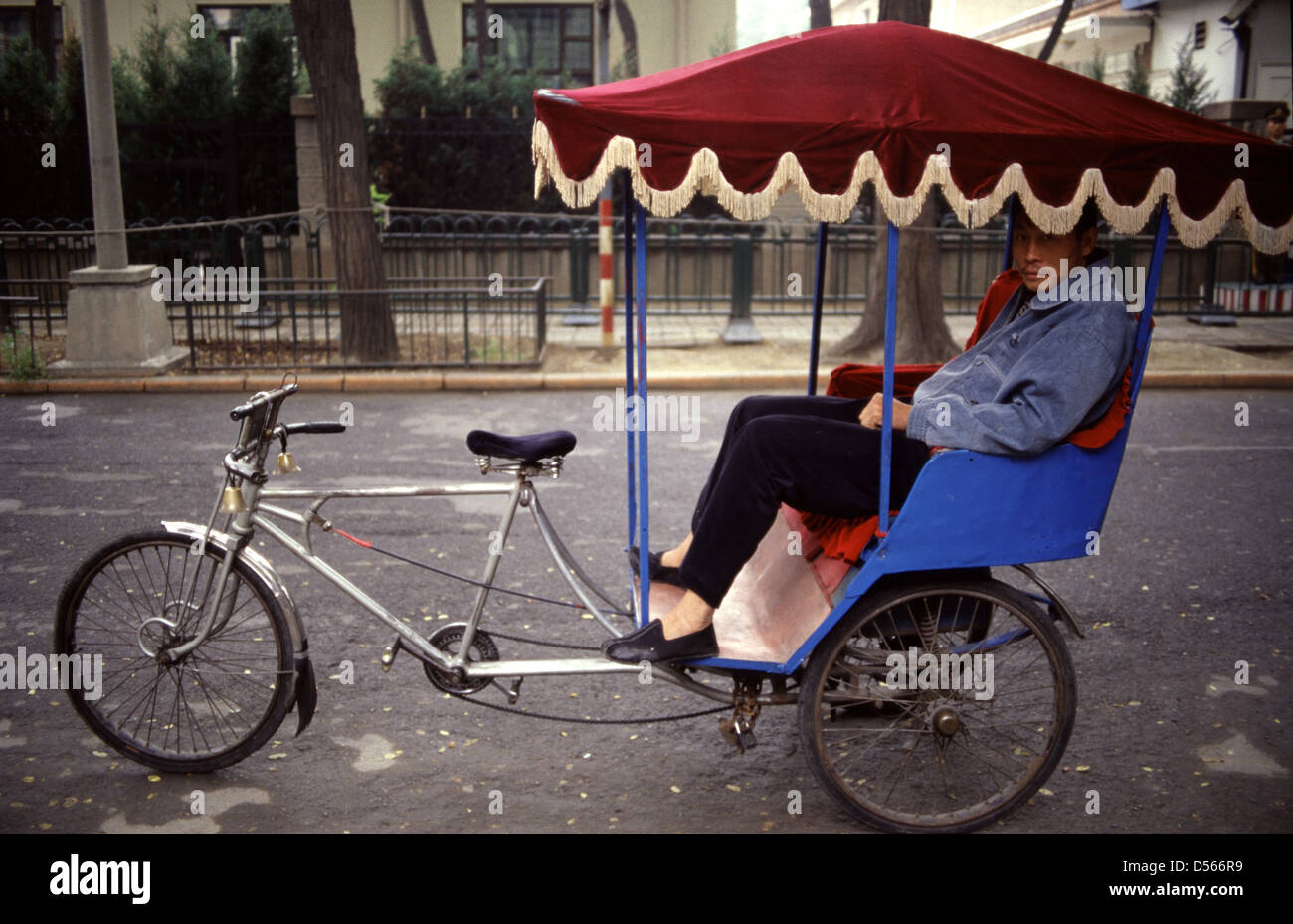 Un triciclo rickshaw pedicab nella città di Pechino CINA Foto Stock