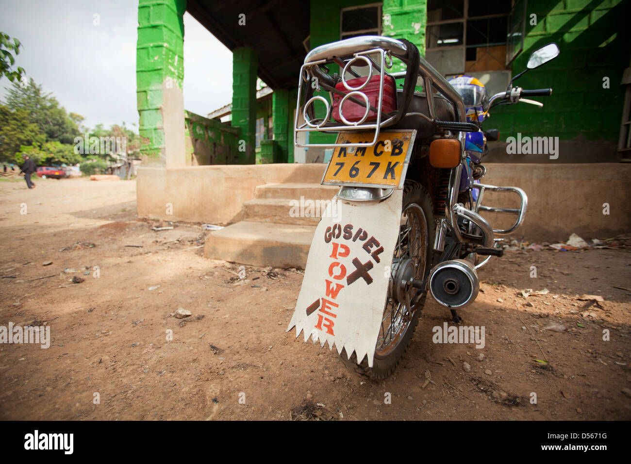 Guardia di fango su una moto blasonate con 'Vangelo potere' Yala, in Kenya. Foto Stock