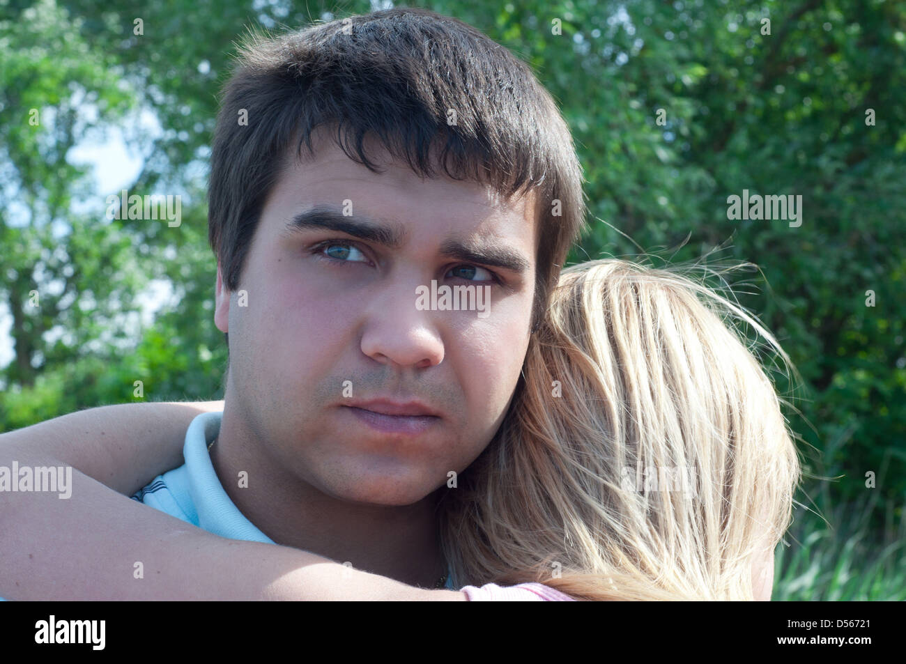 La premurosa guy abbraccia la ragazza a chiudere fino all'aperto Foto Stock