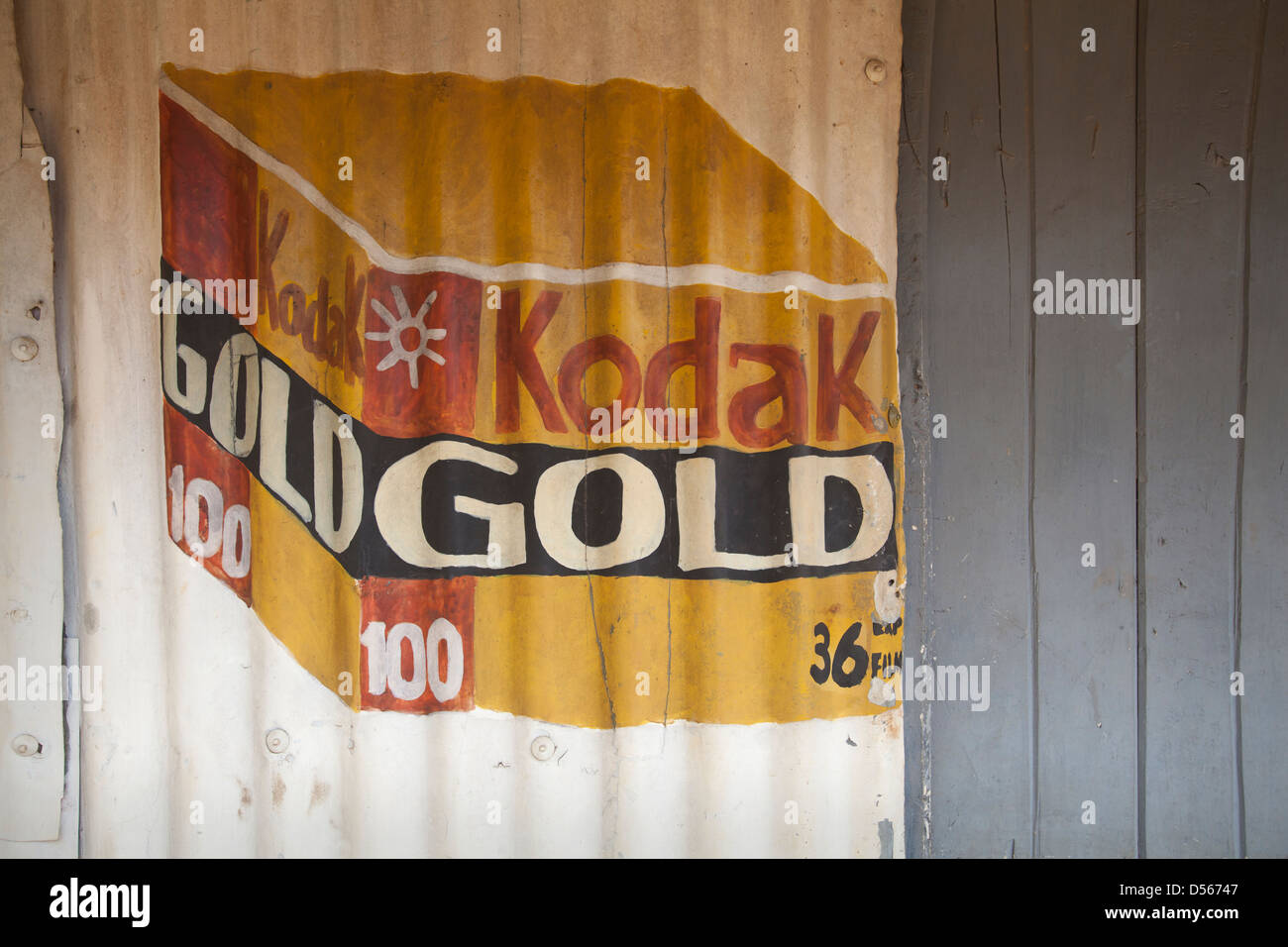 Pittura su ondulato tin pubblicità Kodak film di oro, in Kenya. Foto Stock