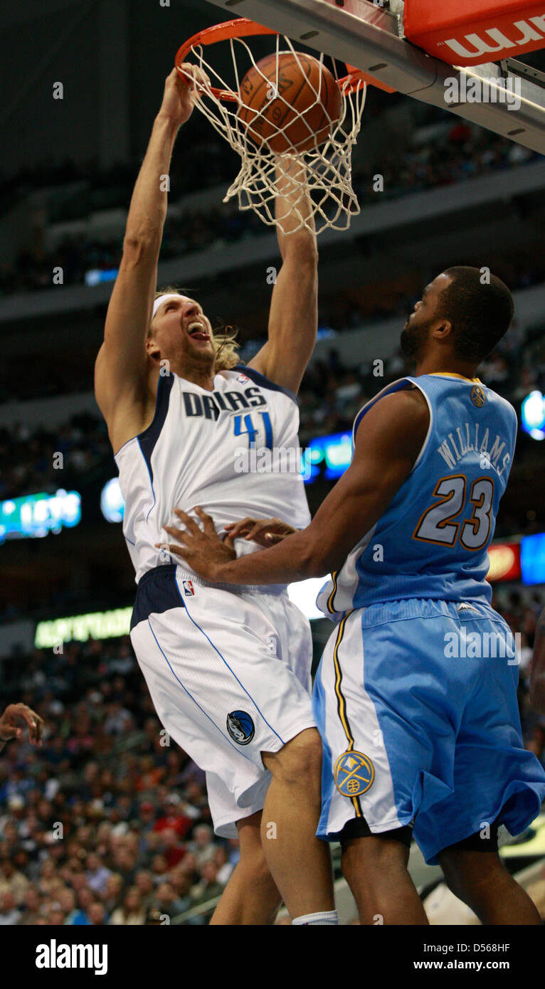 Il Dallas Mavericks Dirk Nowitzki (L) schiacciate su Denver Nuggets Shelden Williams (R) durante l'NBA Basketball gioco presso la American Airlines Center di Dallas Stati Uniti d'America, 6 novembre, 2010. Le Pepite sconfitto i non conformisti 103 a 92. Foto: Ralph Lauer Foto Stock