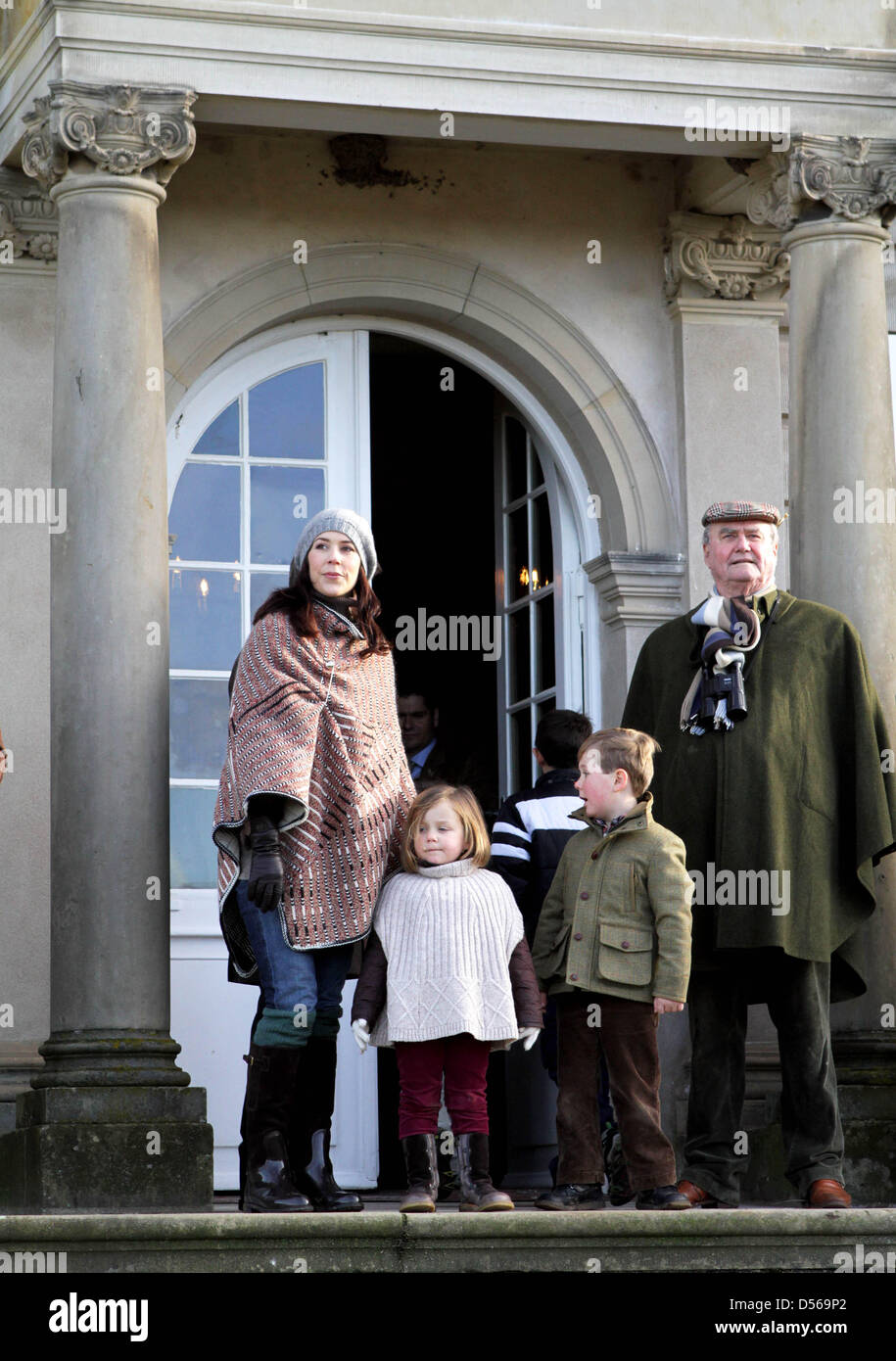 La Principessa Maria (L), la Principessa Isabella, principe cristiano e principe consorte Herink (R) della famiglia reale danese frequentare la reale caccia all'Eremitage castello che fu costruito su uno dei punti più alti in Dyrehaven, Danimarca, 07 novembre 2010. Fu il re Federico III che, nel 1669, decise di recinzione in una zona a nord di Copenhagen con dolci colline e boschi, hanno un sacco di cervo Foto Stock