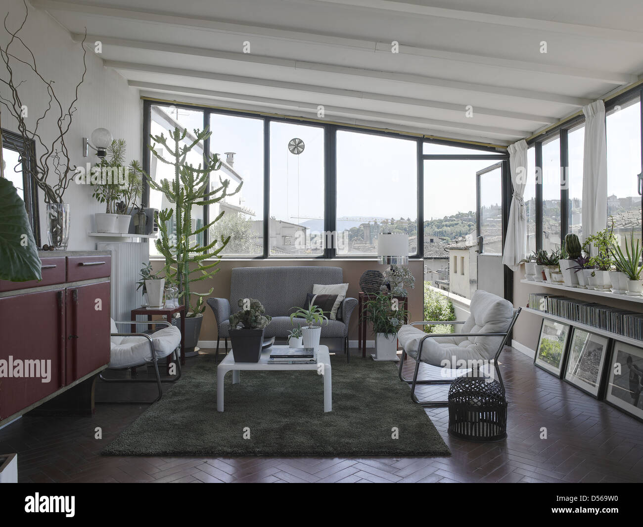Soggiorno in un italiano appartamento tradizionale con molte piante Foto Stock