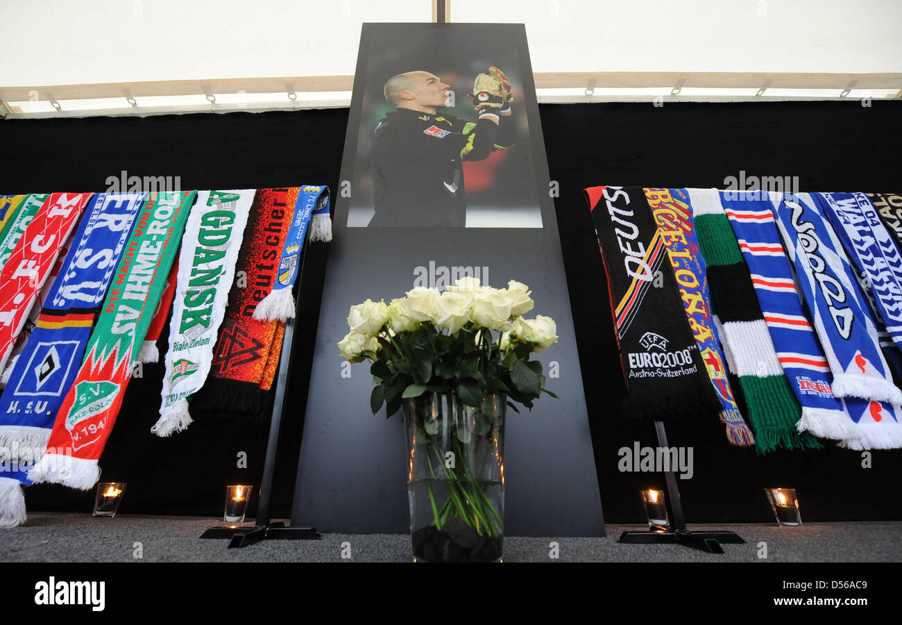 Una tenda con cimeli di ex national soccer portiere Robert Enke è montato da Robert Enke Foundation al di fuori di AWD Arena stadium di Hannover, Germania, 10 novembre 2010. Ex nazionale di portiere di calcio Robert Enke sarà tranquillamente ricordato dai suoi cari e i leader di calcio mentre una strada vicino alla Bundesliga club Hannover 96 Stadium è di essere chiamato dopo il portiere wh Foto Stock