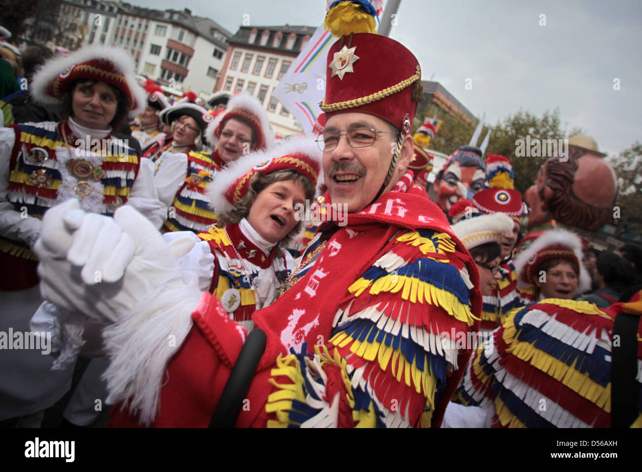 Zwei Narren einer Garde tanzen sich am Donnerstag (11.11.2010) am Fastnachtsbrunnen in Mainz caldo. Unter großem Jubel sind hunderte Mainzer Narren am gleichen Tag um 11.11 Uhr in die Fastnachtssaison gestartet. Auf dem Schillerplatz, direkt am Fastnachtsbrunnen, schunkelten und tanzten sich bei trübem Wetter viele bunt kostümierte Grüppchen caldo. Foto: Fredrik von Erichsen dpa/lrs Foto Stock