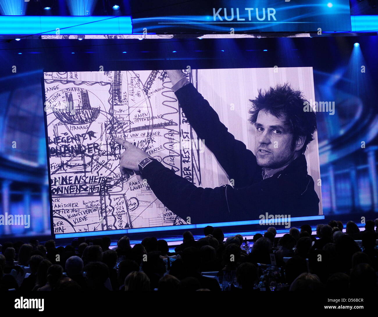 Morto artista tedesco Christoph Schlingensief (visto su schermo video) è onorata durante la sessantaduesima Bambi award a Potsdam, Germania, 11 novembre 2010. I bambi è Germanie principale di media award. durante il Bambi award a Potsdam, Germania, 11 novembre 2010. Il Bambis sono i principali media tedeschi awards e vengono presentati per la 62a volta. Foto: Annibale dpa/lbn Foto Stock