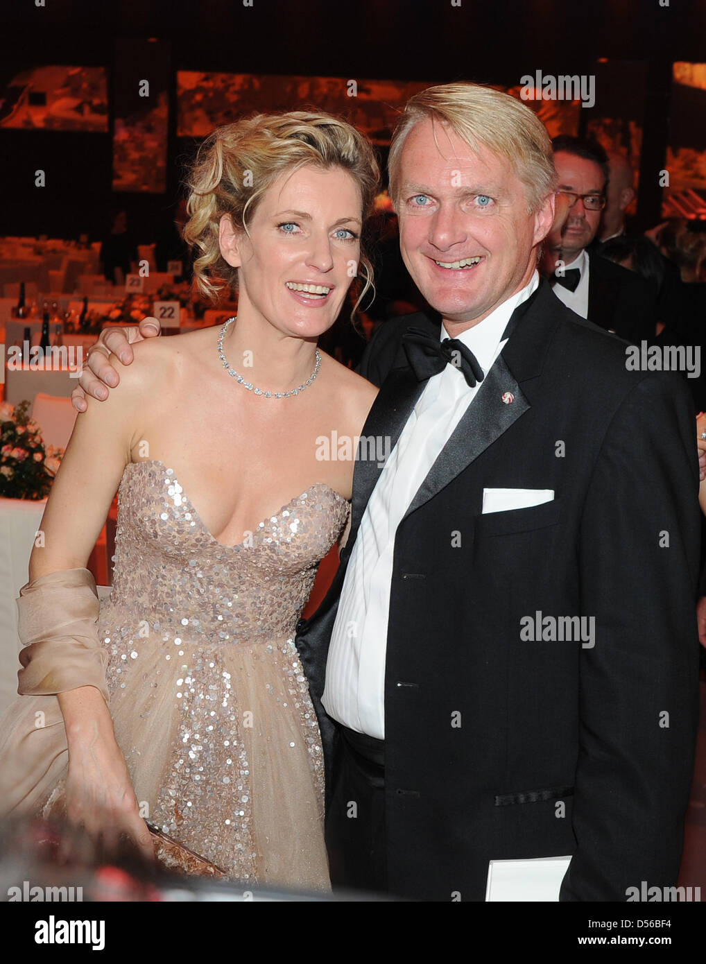 Attrice tedesca Maria Futhwaengler (L) e suo fratello David Furtwaengler (R) durante la festa dopo il Bambi media cerimonia di premiazione a Potsdam, Germania, 11 novembre 2010. I bambi media award è il premio più importante media tedesca di aggiudicazione e presentato per la 62a volta. Foto: Jens Kalaene Foto Stock