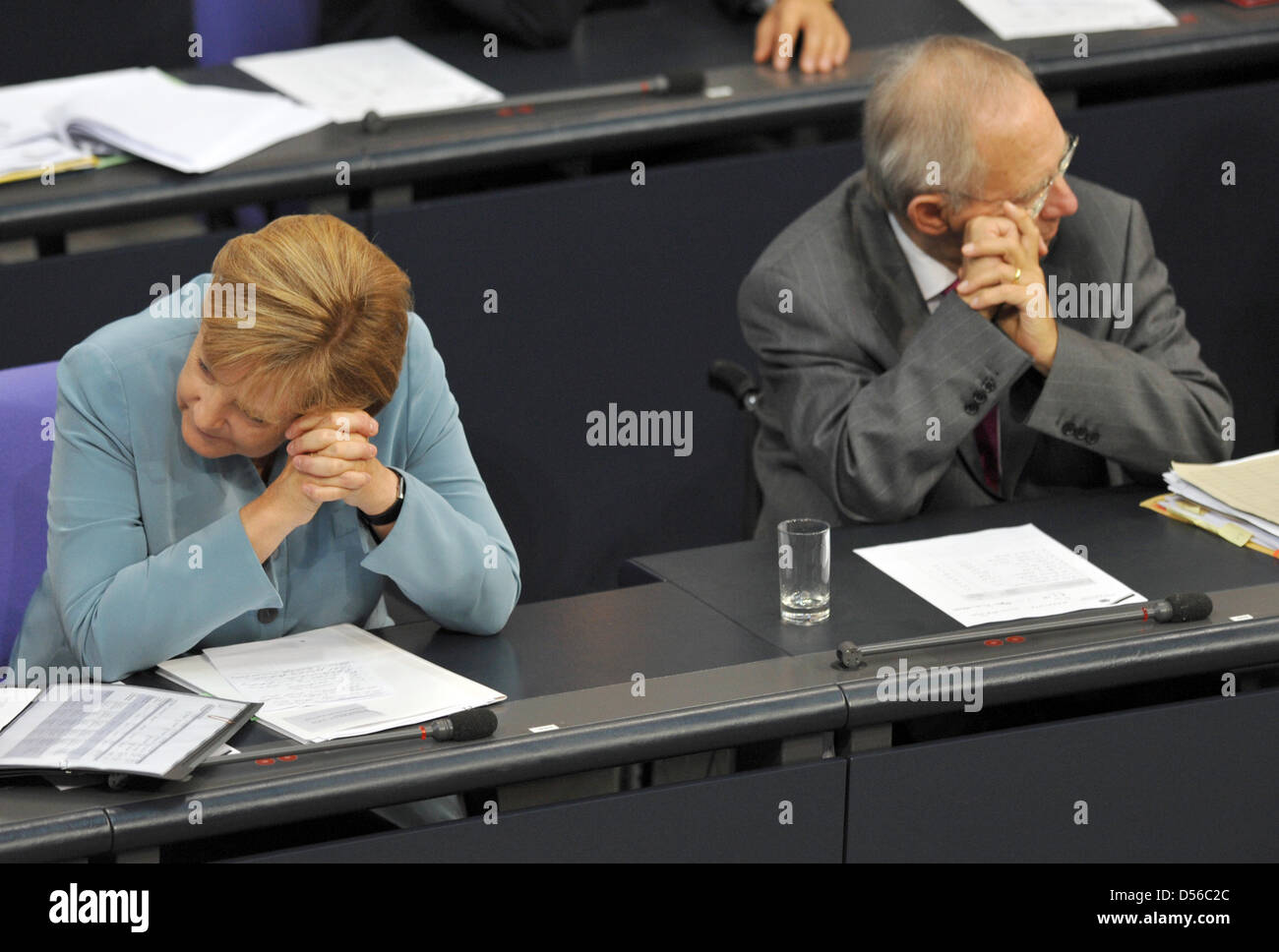 Il cancelliere tedesco Angela Merkel e il ministro delle Finanze Wolfgang Schaeuble sedersi accanto a ogni altro presso il Bundestag (parlamento tedesco) di Berlino, Germania, 14 settembre 2010. I cristiano-democratici che stanno cercando di fare una ben regolata impressione dopo un inizio difficoltoso al loro governo di coalizione con i Liberi Democratici, ma voci circa un possibile dimissioni del Ministro Schaeuble dist Foto Stock