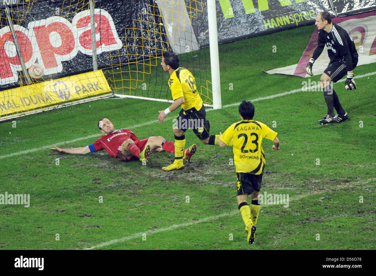 Dortmund Lucas Barrios (C) raggiunge il traguardo 2-0, mentre di Amburgo Heiko Westermann (L sul campo) arriva troppo tardi e il portiere Jaroslav Drobny orologi (R) durante il match della Bundesliga Borussia Dortmund vs. Amburgo SV A Sinal Iduna Park Stadium di Dortmund, Germania, 12 novembre 2010. Dortmund ha vinto la partita 2-0. Foto: Julian Stratenschulte Foto Stock